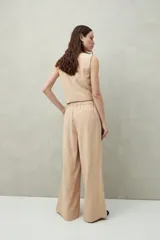 Pantalón blanco a rayas verticales, de corte wide leg y tiro alto.