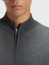 Campera de punto de lana con cierre frontal completo, cuello alto y logo bordado en el pecho.