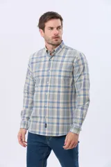 Camisa sport de manga larga con estampado a cuadros en tonos celeste, beige y blanco, cuello abotonado y bolsillo frontal en el pecho.
