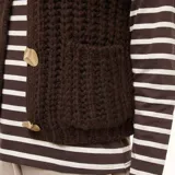 Chaleco marrón de punto grueso con tres botones dorados grandes.