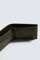 Billetera plegable de diseño compacto con acabado texturizado. Cuenta con compartimento para billetes, ranuras para tarjetas y monedero con cierre de clip.
