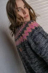 Sweater beige con diseño jacquard en tonos marrones.