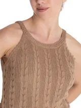 Musculosa de punto RKF modelo Samar de color tostado, con diseño tejido de ochos, escote redondo y tirantes anchos.
