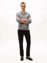 Pantalón de corte clásico confeccionado en sarga de algodón con un toque de elastano. Presenta un diseño de cuatro bolsillos, cierre de cremallera con botón y logo de la marca bordado en el bolsillo trasero.