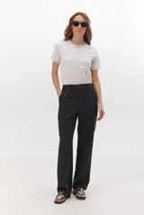 Pantalon de vestir azul marino, de corte recto y tiro alto, con cierre frontal y bolsillos laterales.