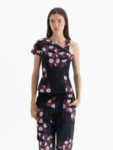 Top asimétrico confeccionado en popelina 4way con estampado exclusivo de dragones y flores. Un lateral tiene bretel fino y el otro manga corta, creando un efecto de un solo hombro cubierto.