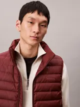 Chaleco acolchado tipo puffer Calvin Klein, con cuello alto y cierre frontal con cremallera. Diseño sin mangas confeccionado en nailon reprocesado.