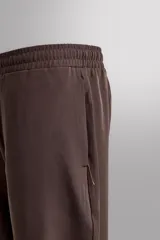 Pantalón de entrenamiento slim fit Zara Athleticz color negro, confeccionado en tejido técnico ligero y elástico con estructura combinada a contraste. Cuenta con cintura elástica ajustable con cordón, bolsillos frontales y trasero con cierre de cremallera, y bajo ajustable con cremallera en los laterales.