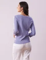 Buzo color rosa de tejido combinado con detalle de botones en las mangas y cuello redondo.