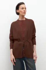 Ruana de tejido de punto color marrón chocolate, con cuello en V y diseño abierto, sin mangas.