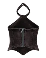 Top halter de denim negro con efecto lavado, corte entallado y escote alto. Presenta recortes frontales estructurados, terminación desflecada en el frente y un aplique metálico decorativo en el centro del cuello. Posee espalda descubierta.