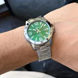 Reloj Casio plateado con esfera verde, caja de acero inoxidable de 45mm y pulsera de eslabones.