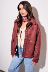 Bandana de forma cuadrada con estampado estilo paisley en tonos rojos y blancos, confeccionada en tejido ligero y suave.