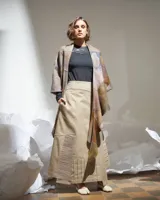 Poncho de lana merino afieltrada multicolor con diseño geométrico. Se puede usar de forma desestructurada, suelta o cruzada, suelta o atada, se adapta a diferentes cuerpos y marcando diversas siluetas.