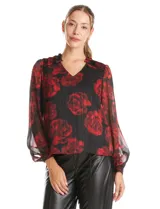 Blusa de gasa con estampado floral en tonos rojos sobre fondo negro. Presenta escote en V, mangas largas traslúcidas con puños ajustados y detalles de fruncido en los hombros.