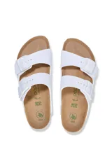 Sandalias Birkenstock Arizona Platform, color blanco, con dos correas ajustables con hebilla y plantilla anatómica de corcho y látex.