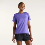 Remera deportiva de manga corta con tecnología de secado rápido, confeccionada en tejido técnico con textura sutil. Presenta cuello redondo y logotipo reflectante de la marca en el pecho.