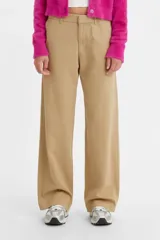 Pantalón de corte baggy en color beige, con diseño de tiro medio y pernera ancha. Presenta cierre frontal con botón y cremallera, y bolsillos laterales.