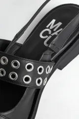 Chatas de cuero color marrón con punta fina, diseño destalonado y dos tiras con hebillas metálicas plateadas decorativas.