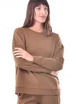 Buzo blanco de corte holgado, con cuello redondo y mangas largas.