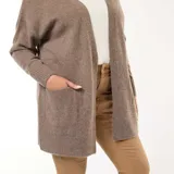 Chaqueta larga de punto color marrón con bolsillos laterales.