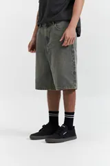 Bermuda de jean con calce baggy, de tiro medio y corte amplio en piernas y cadera. Presenta un lavado desgastado en tono grisáceo, con pasacintos y bolsillos laterales y traseros.