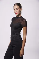 Top negro de mangas cortas con cuello alto y parte superior de tul transparente.