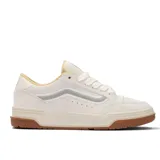 Championes Vans modelo Hylane Vntg de corte bajo, confeccionados en gamuza color beige con detalles en gris claro. Presentan la icónica banda lateral de la marca, cordones al tono y una suela de goma color caramelo con diseño robusto.