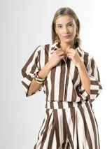 Camisa de algodón con estampa a rayas en colores marrón y blanco, de corte holgado, mangas tres cuartos y cuello camisero clásico.