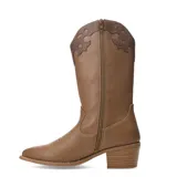 Botas de mujer estilo cowboy, color marrón claro (tan), de caña media. Presentan costuras decorativas en el empeine y detalles en relieve con textura de piel de serpiente en la parte superior de la caña. Tienen un taco bajo y ancho de madera apilada.