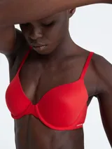 Brasier Calvin Klein color rojo, con copas moldeadas, breteles finos regulables y logo en el lateral izquierdo.