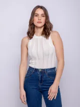 Musculosa blanca de tejido de punto fino con pequeños calados y cuello redondo.