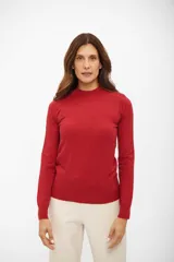 Sweater de punto con cuello medio alto, manga larga y ajuste clásico al cuerpo.