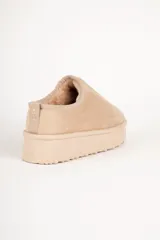 Zueco de gamuza color beige con interior forrado en piel sintética y plataforma de 5 cm de altura.