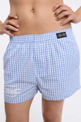 Short de tela a cuadros celeste y blanco con cintura elástica y bolsillos laterales.