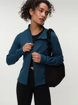 Campera deportiva marrón con cuello alto y cierre frontal completo. Presenta mangas largas con orificio para el pulgar y corte ajustado.