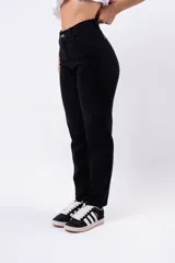Pantalón de jean negro, corte Mom, tiro alto y calce relajado en piernas.