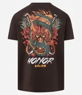 Remera marrón de algodón con cuello redondo y mangas cortas. Estampa en la espalda con diseño de máscara japonesa, serpiente, espadas y flores. Estampa frontal con la frase "Honor and Duty".