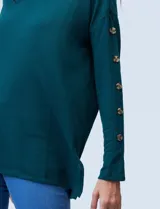 Polera negra de tejido soft con cuello alto y mangas largas con aplique de botones.