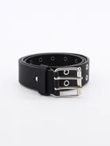 Cinturón negro de cuero sintético con hebilla metálica plateada de doble argolla y ojalillos metálicos.