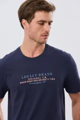 Remera azul de manga corta y cuello redondo, con texto bordado en el pecho.
