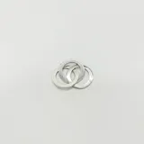 Dije de plata 925 con tres anillos entrelazados.