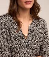 Blusa de viscosa con estampado de follaje en blanco y negro, escote en V y mangas cortas.