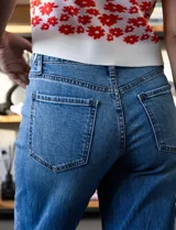 Jean de tiro alto y pierna ancha color azul, marca Royalty. Pretina con pasadores, cierre y botón. Delantera y trasera con bolsillos. Terminación de ruedo desflecado.