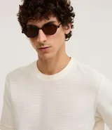 Remera de manga corta con cuello redondo, confeccionada en tejido texturizado de algodón y poliéster.