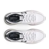 Championes deportivos Under Armour modelo Charged Edge, color negro con detalles en blanco y gris. Presentan una parte superior de malla con superposiciones de cuero y material sintético, entresuela Charged Cushioning de espuma moldeada y suela de goma resistente.