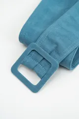 Cinturón ancho de tela con hebilla cuadrada forrada en el mismo material.