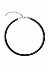 Collar tipo gargantilla de forma circular, recubierto íntegramente por pequeños cristales dorados brillantes, con cierre de mosquetón y cadena de extensión plateada.