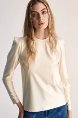 Remera color crudo de cuello redondo y manga larga abullonada con puño ajustado. Inspirada en David Bowie.