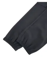 Pantalón cargo deportivo Under Armour Vibe Woven de color negro, con cintura elástica, bolsillos laterales amplios con solapa y puños elastizados en los tobillos. Confeccionado con tejido elástico y liviano con tecnología UA Storm que repele el agua.